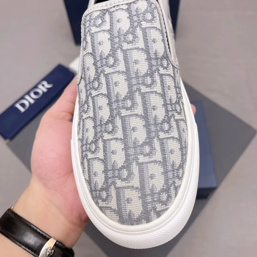 P380, Dior series casual shoes 👟🔥[Dior] Dior's new casual men's shoes are launched in Hong Kong counters. Official website 1:1 production. Original Italian materials. Designed by European and American masters. Perfect shape to create counter quality, solid color rubber wear-resistant outsole and classic dazzling head! Super versatile and very comfortable. High-end without losing taste, fashionable and novel! ! Absolute focus! Code number: 38-44, four colors available (45 can be customized, cannot be returned or exchanged) No. 005